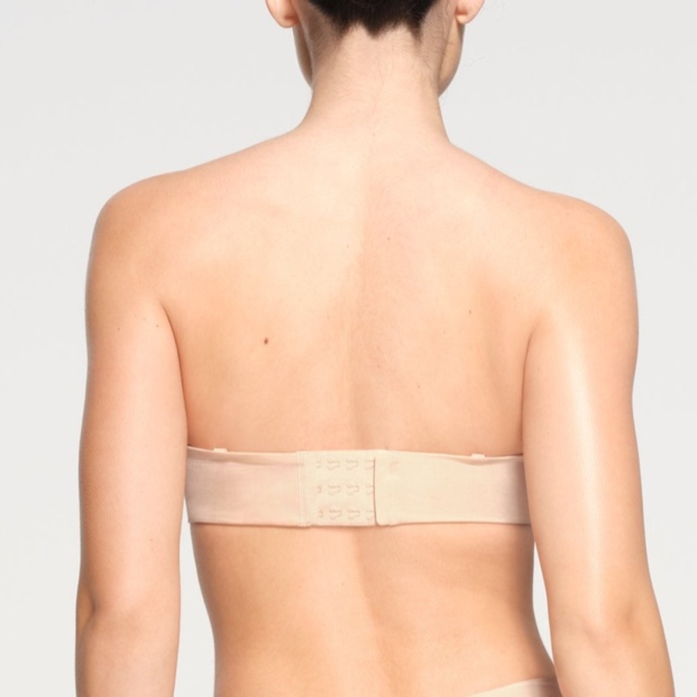 SKIMS ULTIMATE STRAPLESS PUSH-UP BRA - Picture 3 of 14